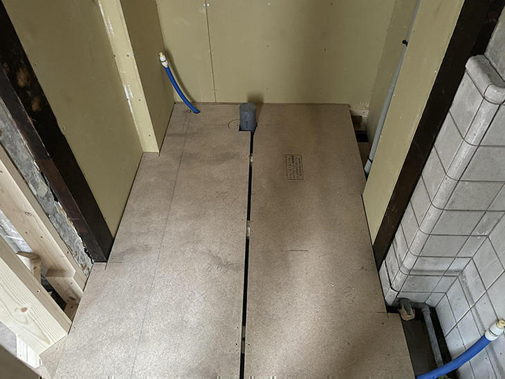 新たにトイレの床を組んでいます。【野洲店】北川  