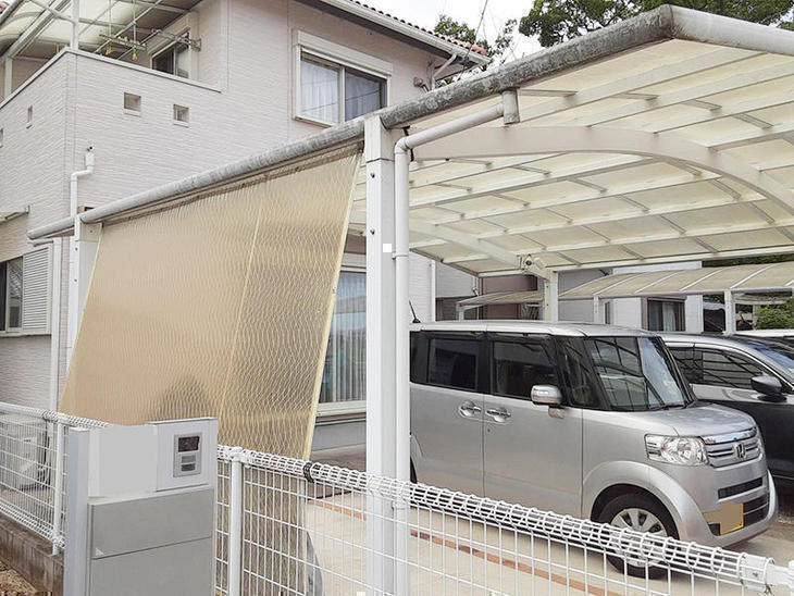 これから、カーポートにサイドパネルを設置します。雨や風を凌げるので便利です！【草津栗東店】日浦