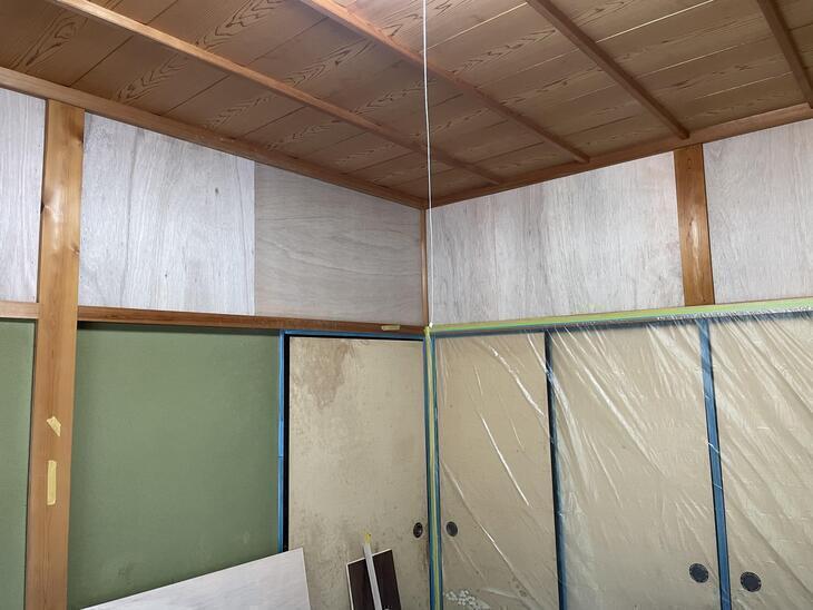 土壁にベニアを貼ってクロスで仕上げます。【野洲店】北川