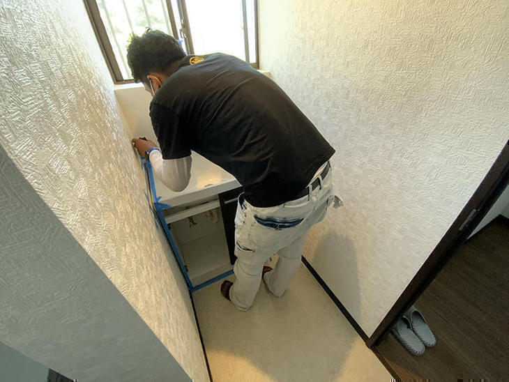 洗面台と壁との取り合いにコーキングをしたしま！【八日市店】山中和樹・金ヶ﨑