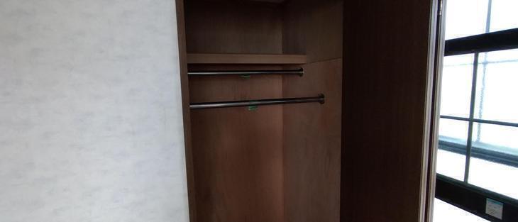 収納の壁にベニアを上張りして、クロス仕上げになります。【野洲店】津田