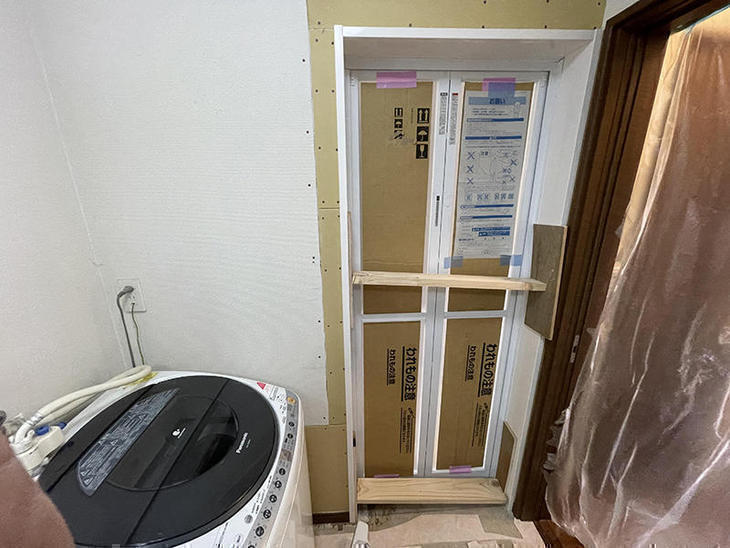 お風呂が組みあがり、洗面脱衣室との間の壁を復旧しました。【野洲店】北川