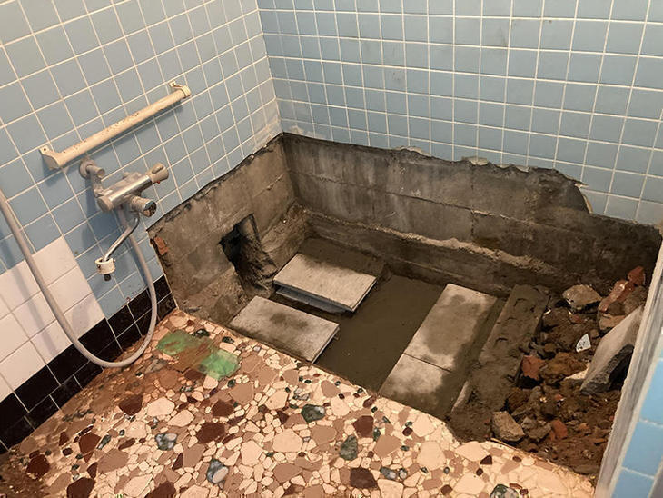 タイルのお風呂の浴槽を取り外しました。【水口店】中島・越田