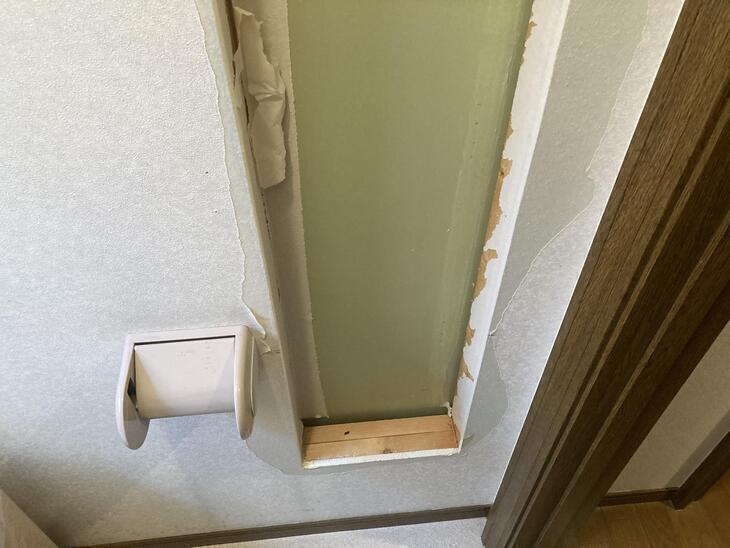 トイレ内の埋込収納キャビネットを取り外しました。【水口店】越田