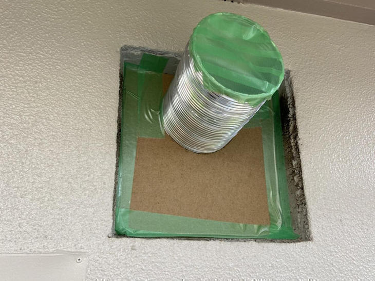 レンジフードを交換し、外壁面に板金を張っていきます。【大津堅田店】上田滉大