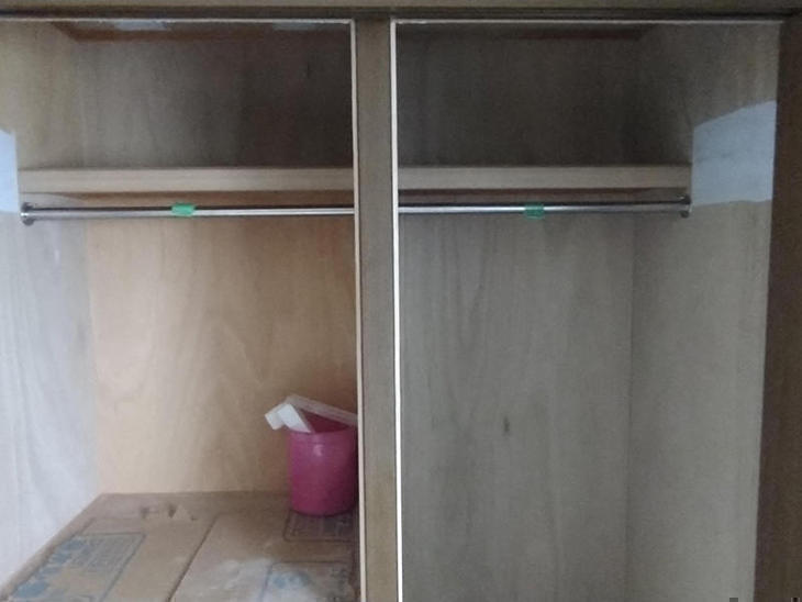 収納の中に2箇所パイプを取付けて､服をかけれるようにしました。【野洲店】津田