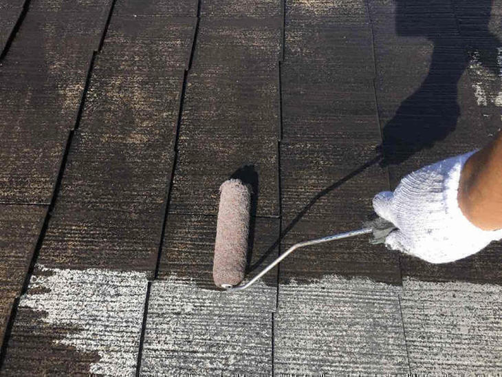 高圧洗浄後に屋根の下塗りをしていきます。【彦根店】早川