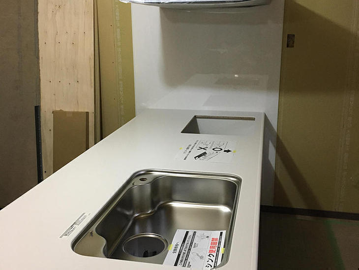 対面型のキッチンが組み上がってきました。天面が広々しています。【野洲店】吉田