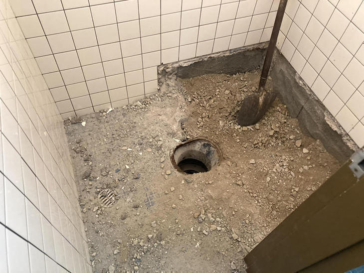 トイレを新しくするために、トイレやタイルを解体しました【彦根店】古屋