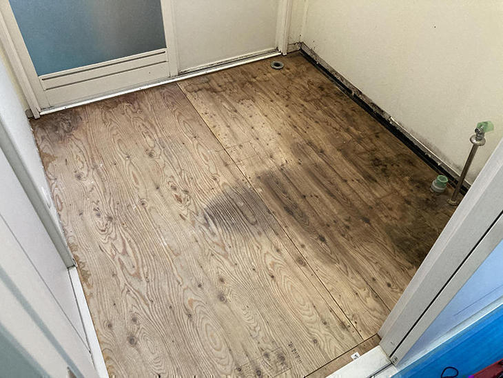 洗面脱衣所の洗面器・クッションフロアを剥がしました。新しく貼っていきます。【水口店】越田