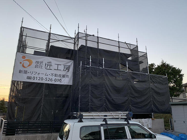 塗装のための足場を組み立てました。【水口店】亀田