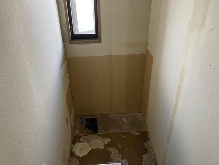 トイレを入れ替えるために、取り外ししていきます。クロスも貼り替えるので、剥がしました。【彦根店】有本