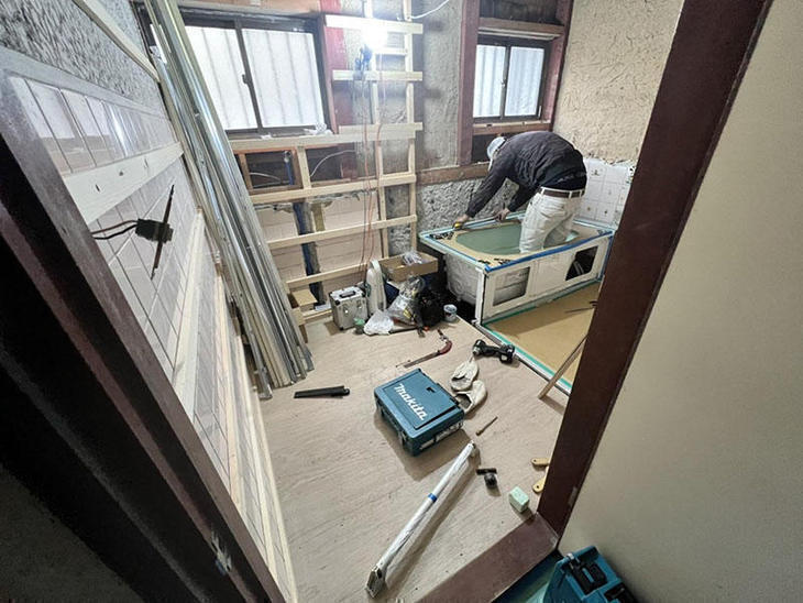 システムバスの組立をしています。【水口店】藤井