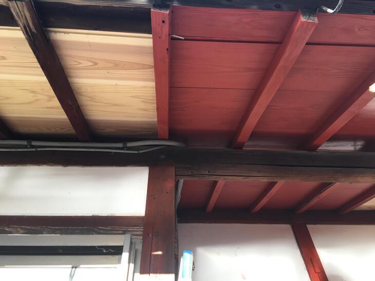 軒先を塗装しています。箇所によって使う道具を代えて仕上げていきます。【野洲店】吉田