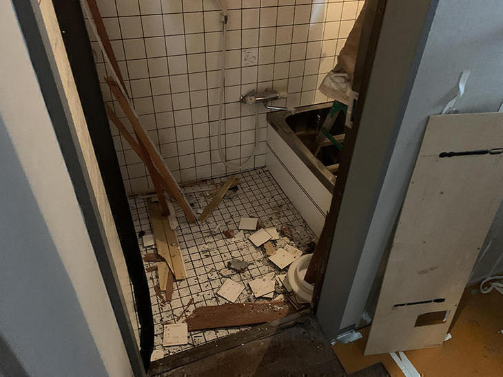 在来風呂の解体が始まりました。タイルを剥がしていきます。【水口店】亀田