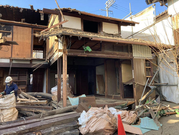離れの解体が進んでいます。【彦根店】早川