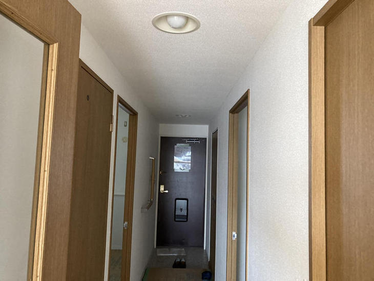 廊下の壁と天井のクロスを貼り替えました。明るい空間に生まれ変わりました。【彦根店】早川・森井