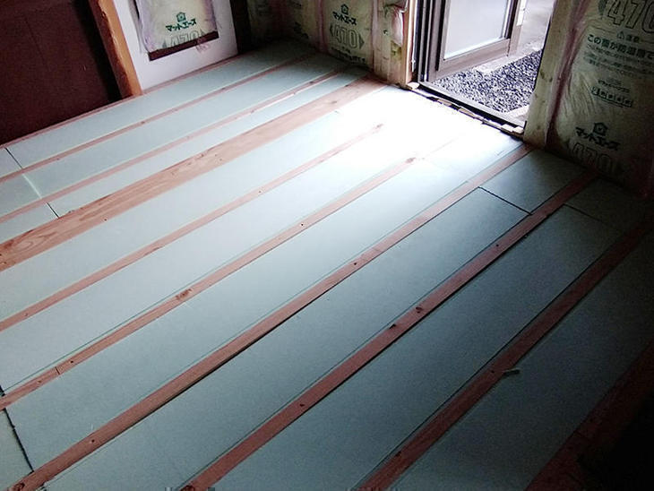 根太間に断熱材を入れています。【野洲店】津田
