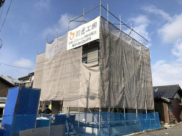 足場を組立、垂れ幕を設置しました。【彦根店】古屋・白井・森井