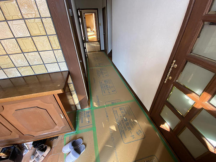 玄関から廊下の養生をしました。【野洲店】野本