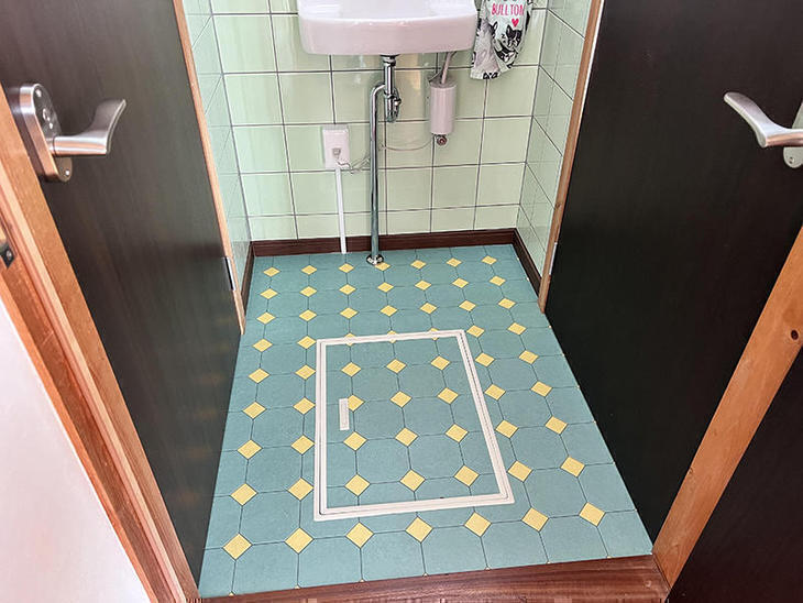 手洗い場のクッションフロアを張りました。【水口店】藤井