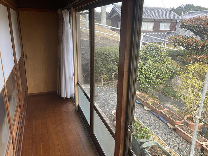 垂れ壁が下がってきて掃き出し窓が閉まらなかったので、柱を造作しました。【水口店】越田