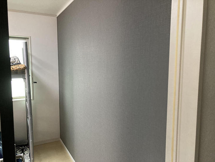 造作した間仕切り壁にクロスを貼りました。【水口店】越田