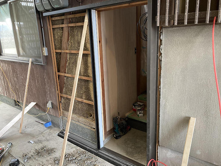 勝手口用の枠組みを設置致しました。【水口店】森田・越田