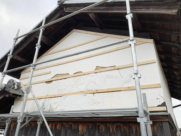 蔵の漆喰に板金を貼る為、大工さんに下地を入れてもらいました。【水口店】亀田