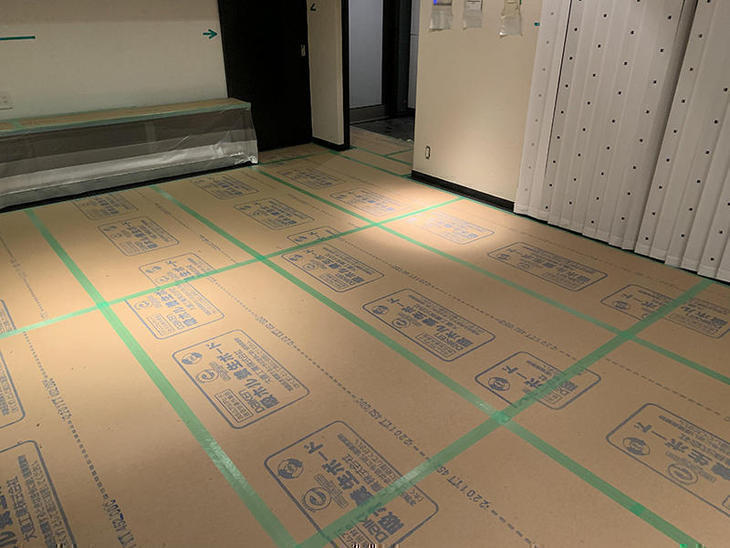 室内に足場を建てるために、養生をしました。【野洲店】先山