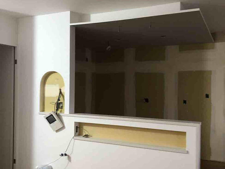 クロスを貼っていきます。白色のクロスでお部屋が明るくなりました。【野洲店】岩城