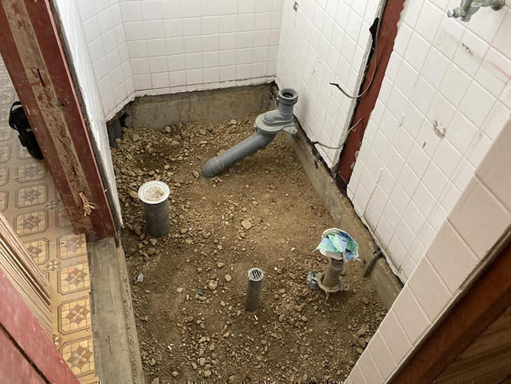 トイレの床を解体しました。排水などを移設して、床をつくります。【彦根店】世良・有本・森井