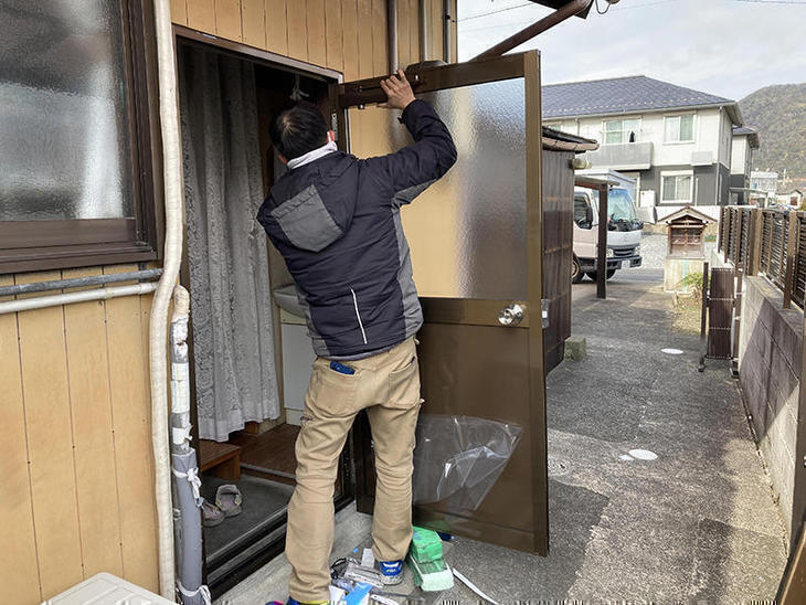 勝手口の交換をしています！折角の機会なので、開き方を使いやすい方向に変更してもらいました！【野洲店】久保田