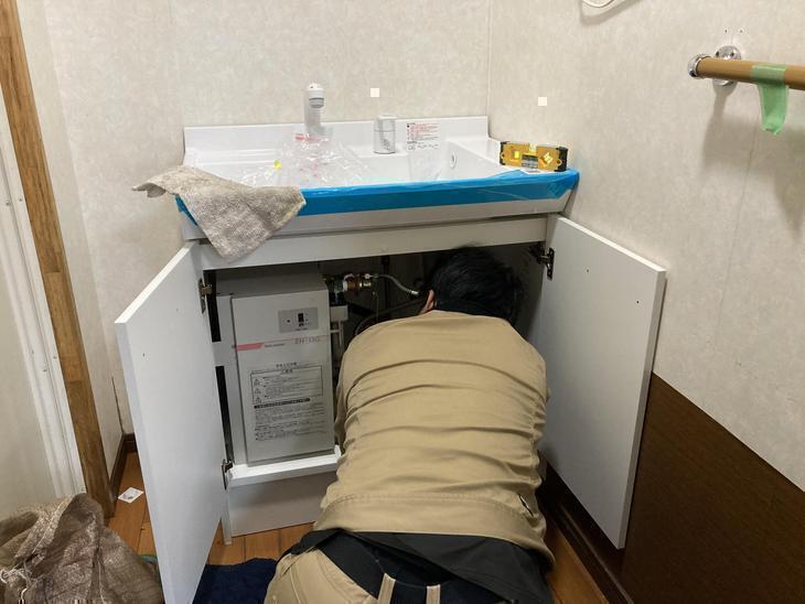 洗面台の交換工事です。既存の電気温水器はそのまま使うので、新しい配管に接続してもらっています！【野洲店】久保田