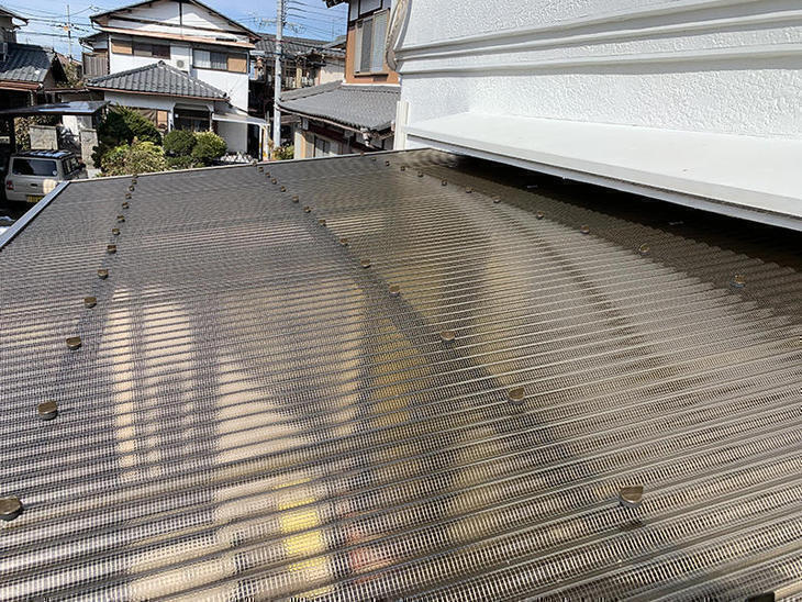 雪の被害で、破損した波板を張り替えました。【野洲店】先山