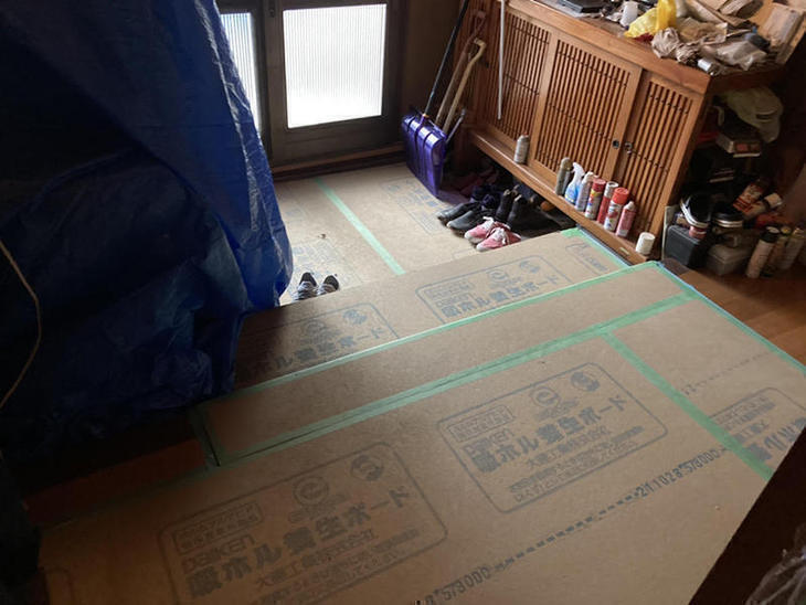 導線を養生ボードで養生しました。これで、床に傷がつかなくて安心です。【彦根店】世良・有本・森井