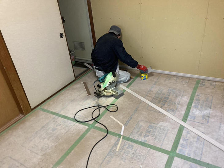 フローリングは剥がさずに上から貼れます！段差解消にもなります！【野洲店】西嶋