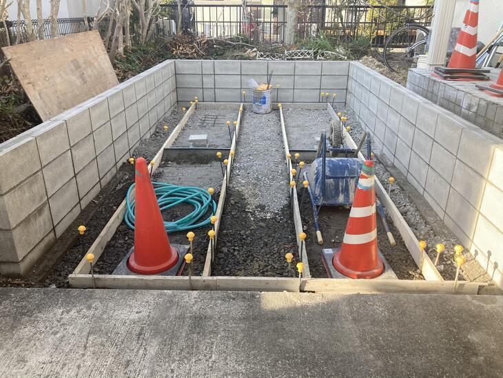 駐車場の拡張工事をするにあたって、土を取り除いてブロックを設置しました。【水口店】越田
