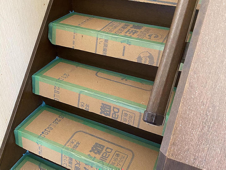 階段に傷がつかないように養生をしました。【野洲店】野本