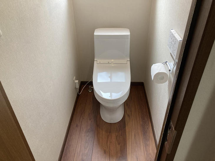 トイレを交換しました。【TOTO　ZJ】手洗いなしです！クロスやクッションフロアも貼り替えて心機一転です！【大津湖西店】山本