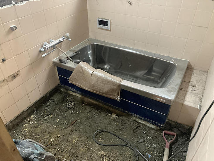 既存タイルのお風呂を解体しました。これから水道工事に入ります！【野洲店】西嶋