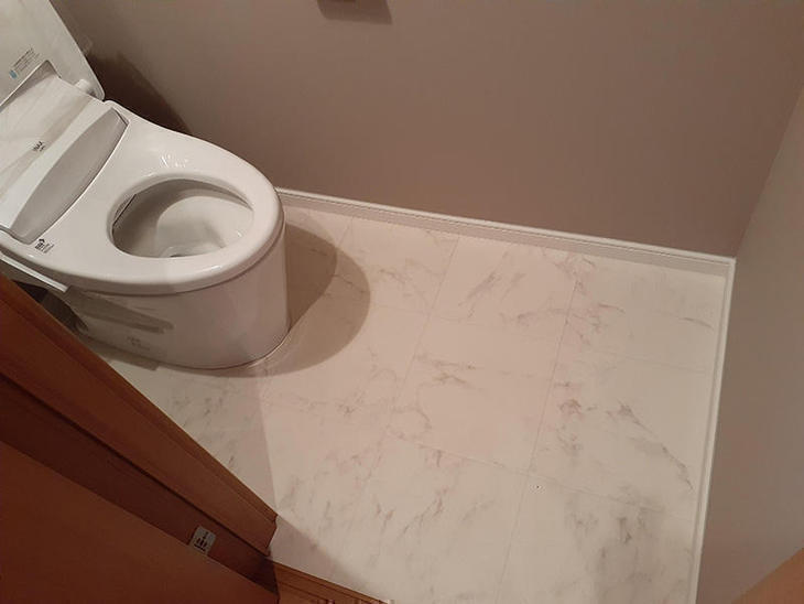 トイレの床のクッションフロアを貼り替えました。【水口店】藤井