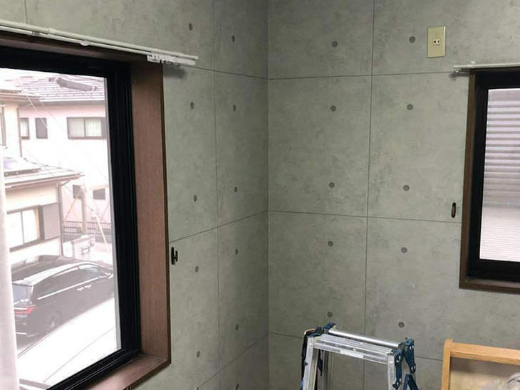 クロス貼り替えました。コンクリート打ちっぱなし柄のアクセントクロスにしました。【湖東湖北店】堀
