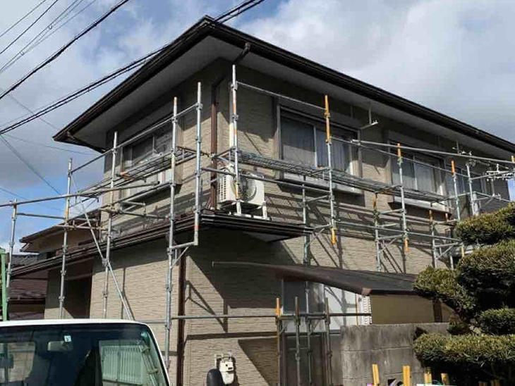 2階に雨戸シャッターを取り付ける為に足場の工事を行いました。【草津栗東店】日浦