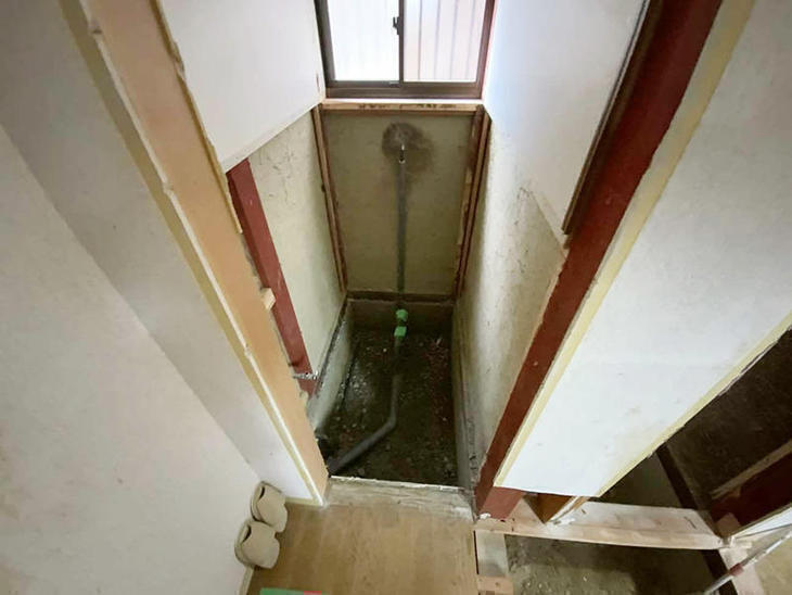 トイレの解体工事中です！古いトイレを取り外しました！【湖東湖北店】 山中和樹・吉岡