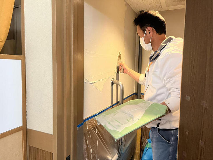 トイレの壁を塗り直しています。【水口店】亀田・太田