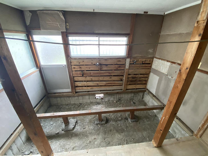 キッチンを解体し、フローリングを貼り替える為に床を取り除きました。【大津湖西店】築山・山本梨生
