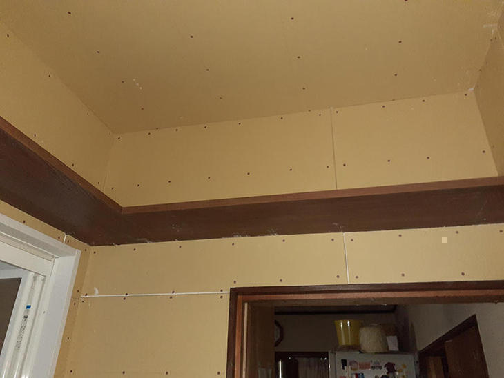 壁に棚を付けました。【水口店】藤井