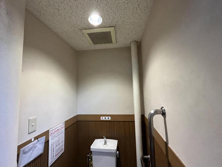 トイレの壁を塗装しました。清潔感ある仕上がりになりました。【水口店】亀田・太田