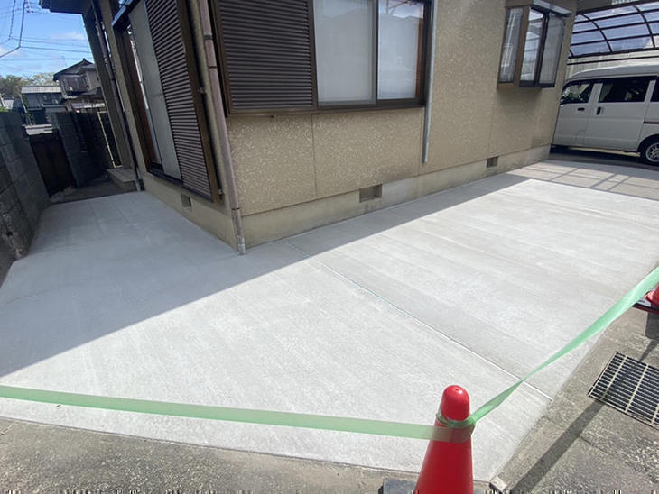 駐車場を拡張しています。花壇などを撤去して土間コンクリートを打設しました。【大津湖西店】築山・山本梨生